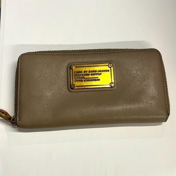 Marc by Marc Jacobs Zip Around Long Clutch Wallet - Picture 1 of 10